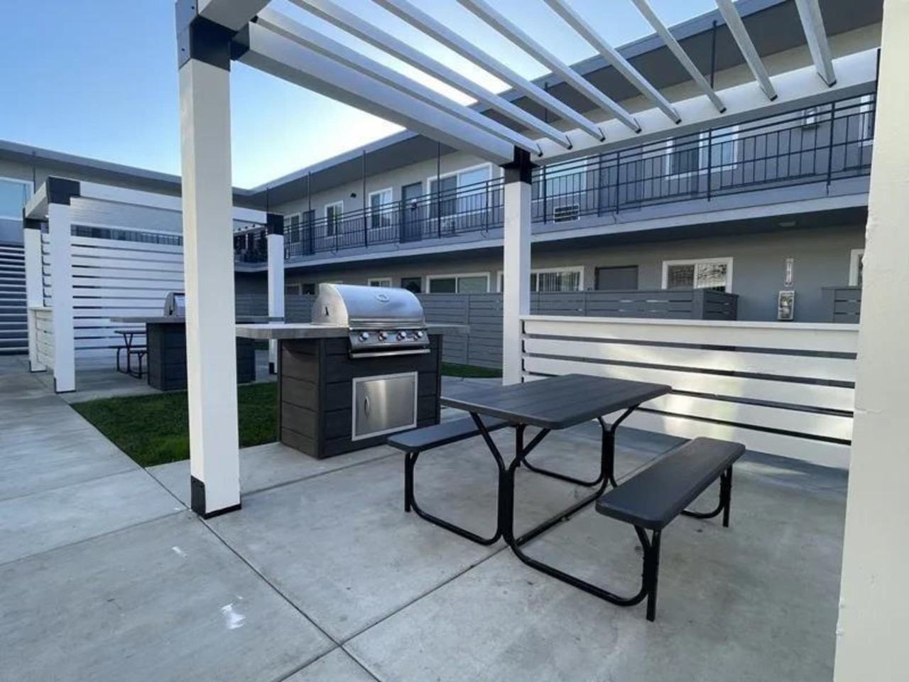La Pat Courtyard Apartments - Photo 4 of 50