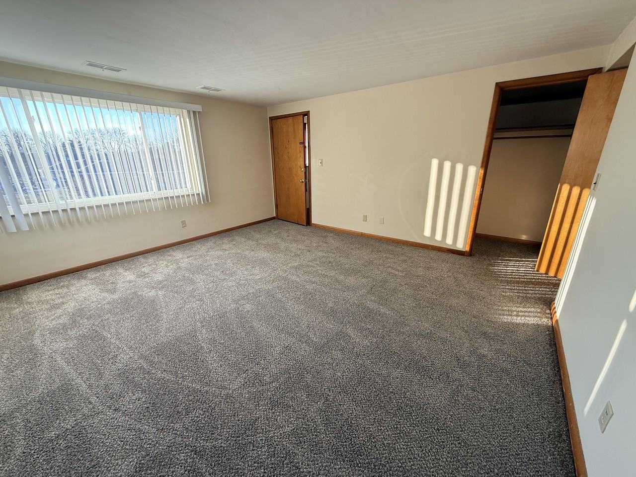 4760 Holiday Dr #4 - Photo 5 of 23