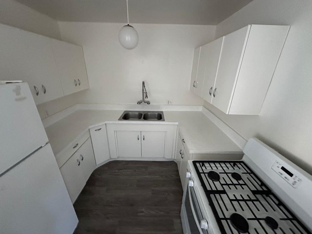 Holiday Manor - Photo 4 of 50