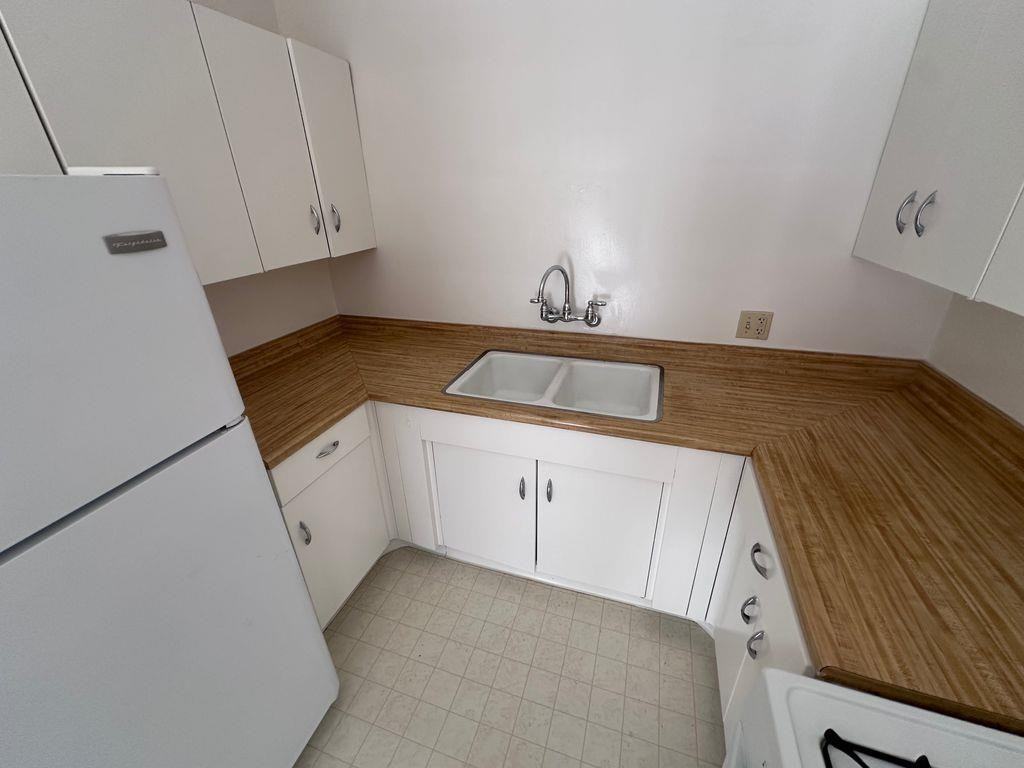 Holiday Manor - Photo 7 of 50