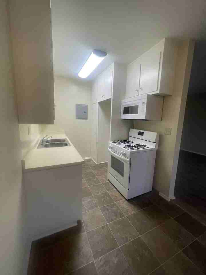 211 North Isabel - Photo 4 of 46