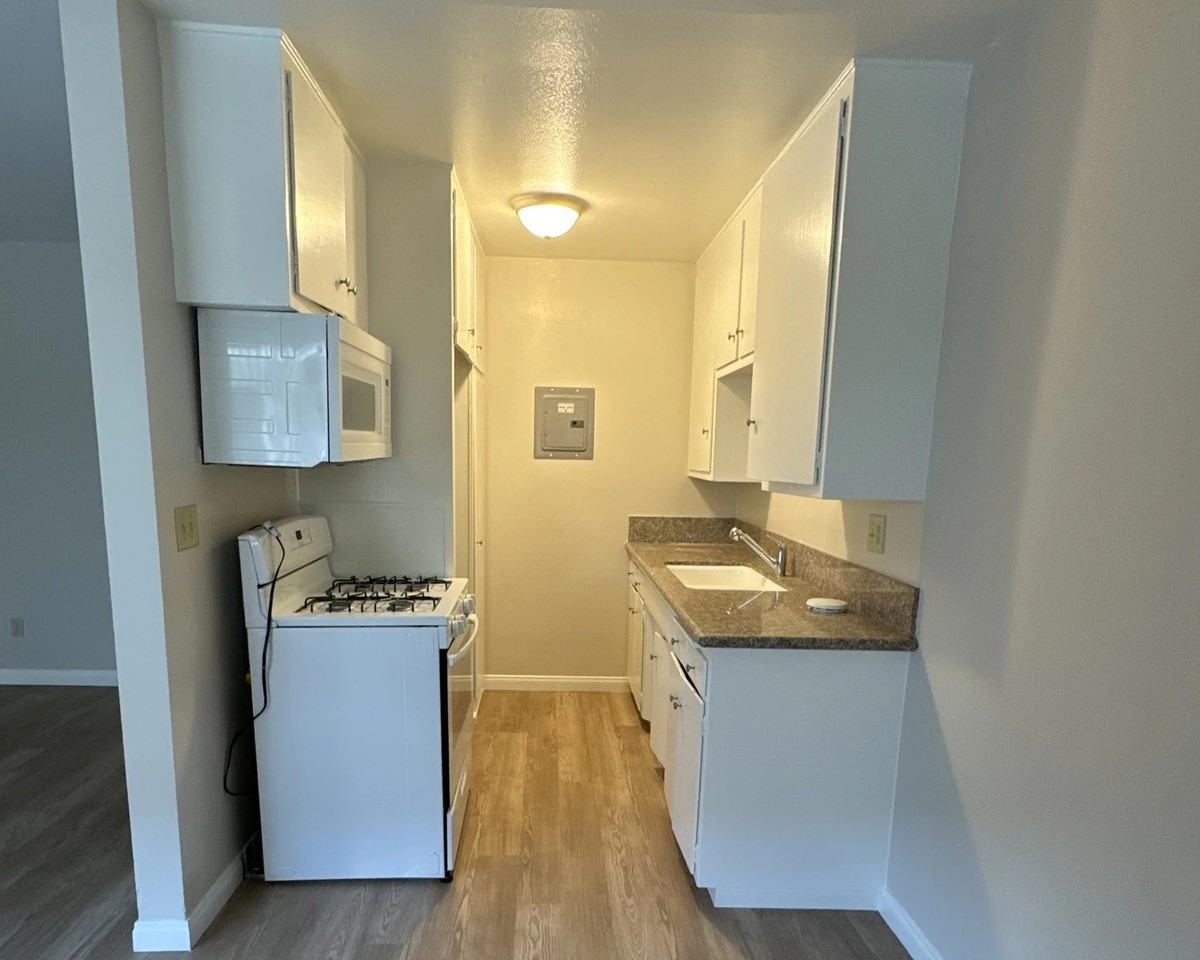 211 North Isabel - Photo 5 of 46