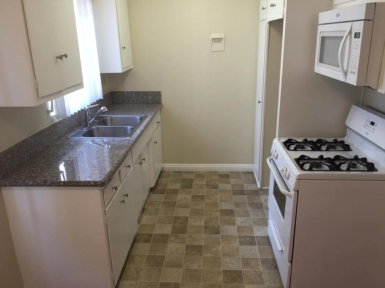 211 North Isabel - Photo 6 of 46