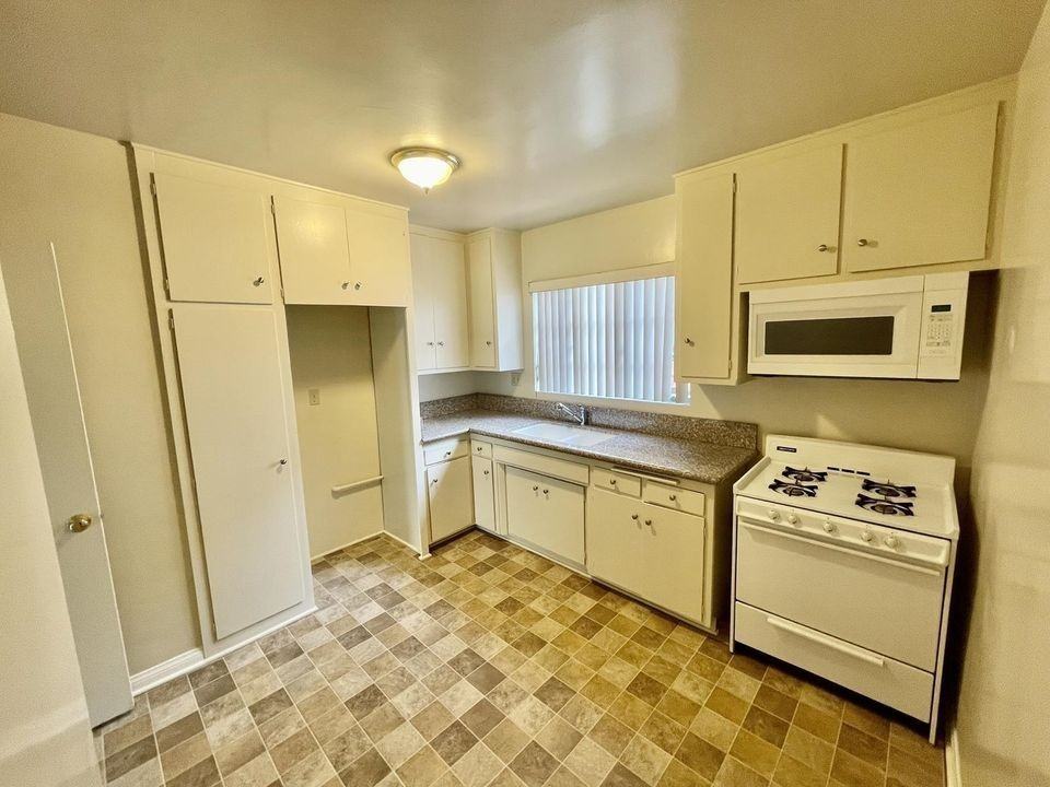 211 North Isabel - Photo 3 of 46