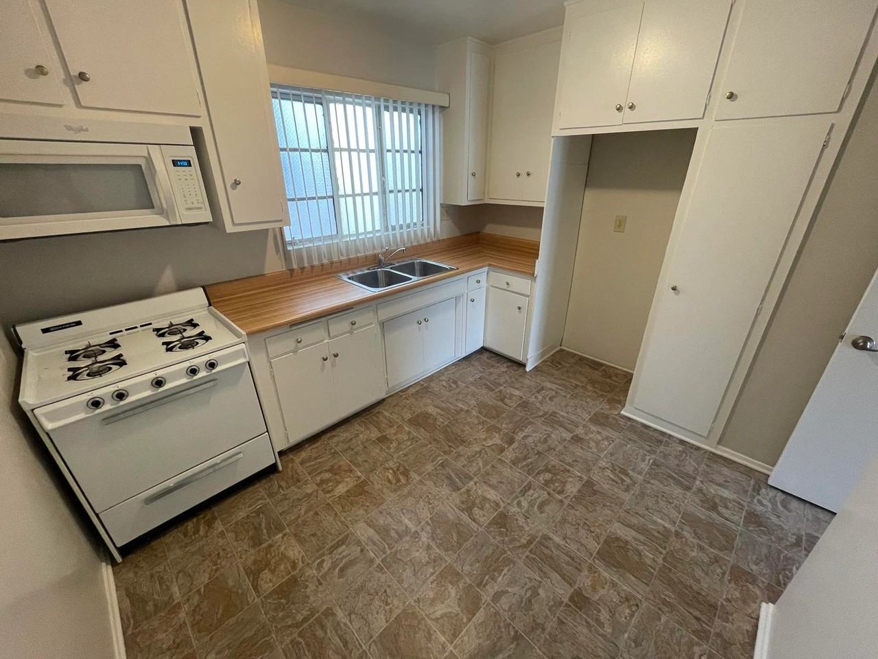 211 North Isabel - Photo 4 of 46