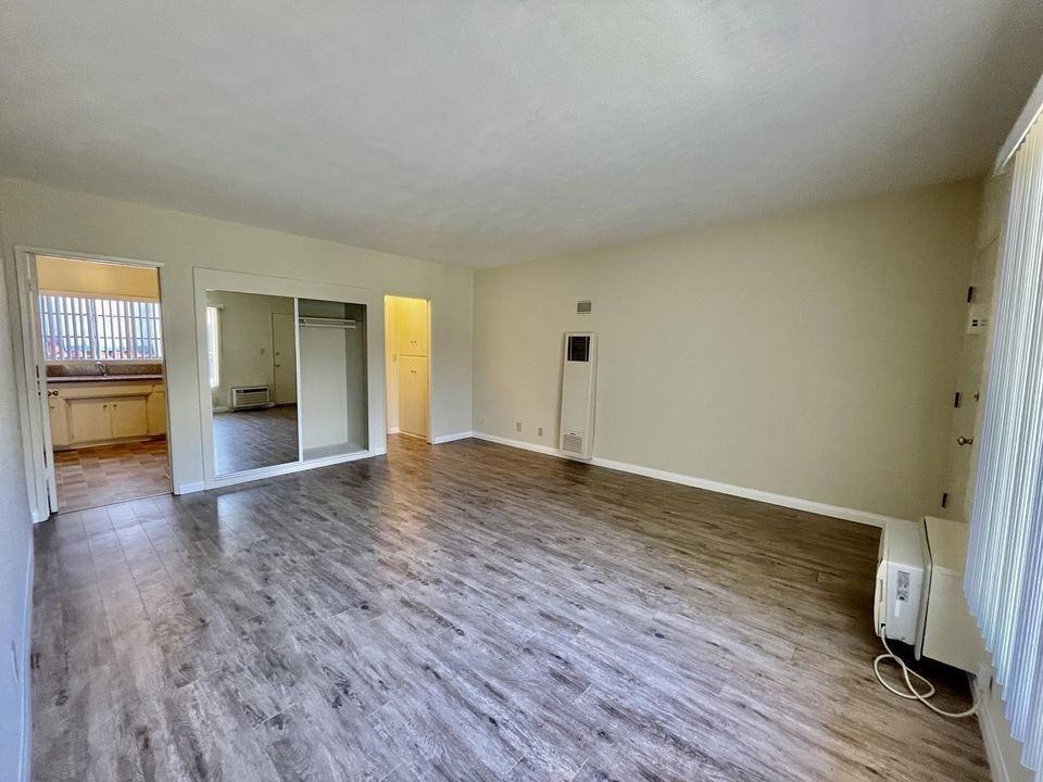 211 North Isabel - Photo 5 of 46