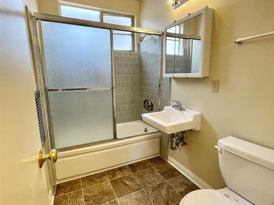 211 North Isabel - Photo 7 of 46