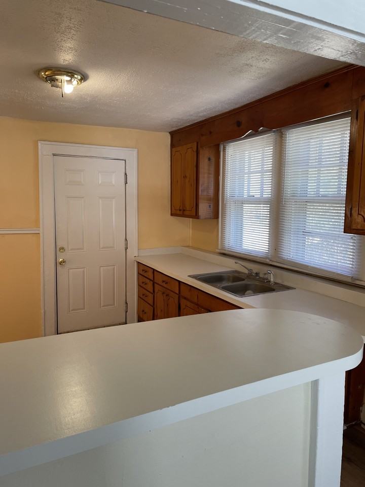 3918 Plainview Rd #NA - Photo 4 of 11