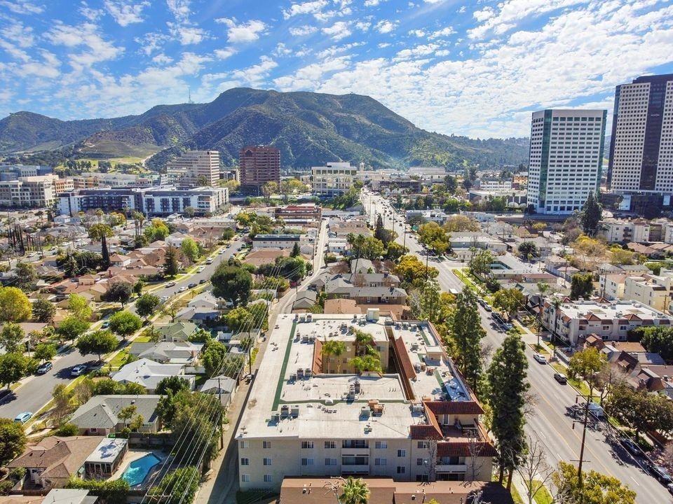 360 Hollywood Way - Photo 3 of 50