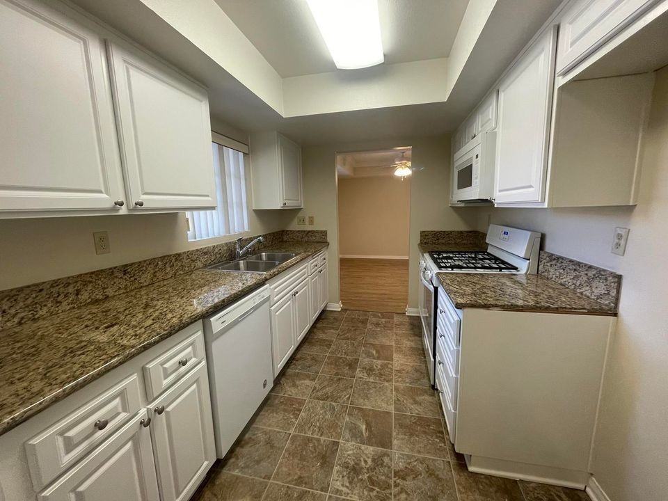 360 Hollywood Way - Photo 6 of 50