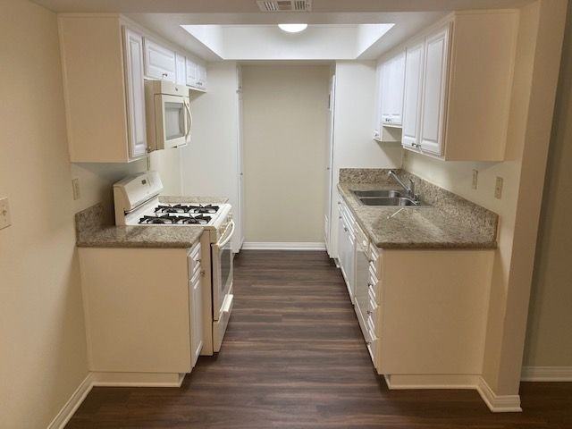 400 N Hollywood Way - Photo 2 of 50