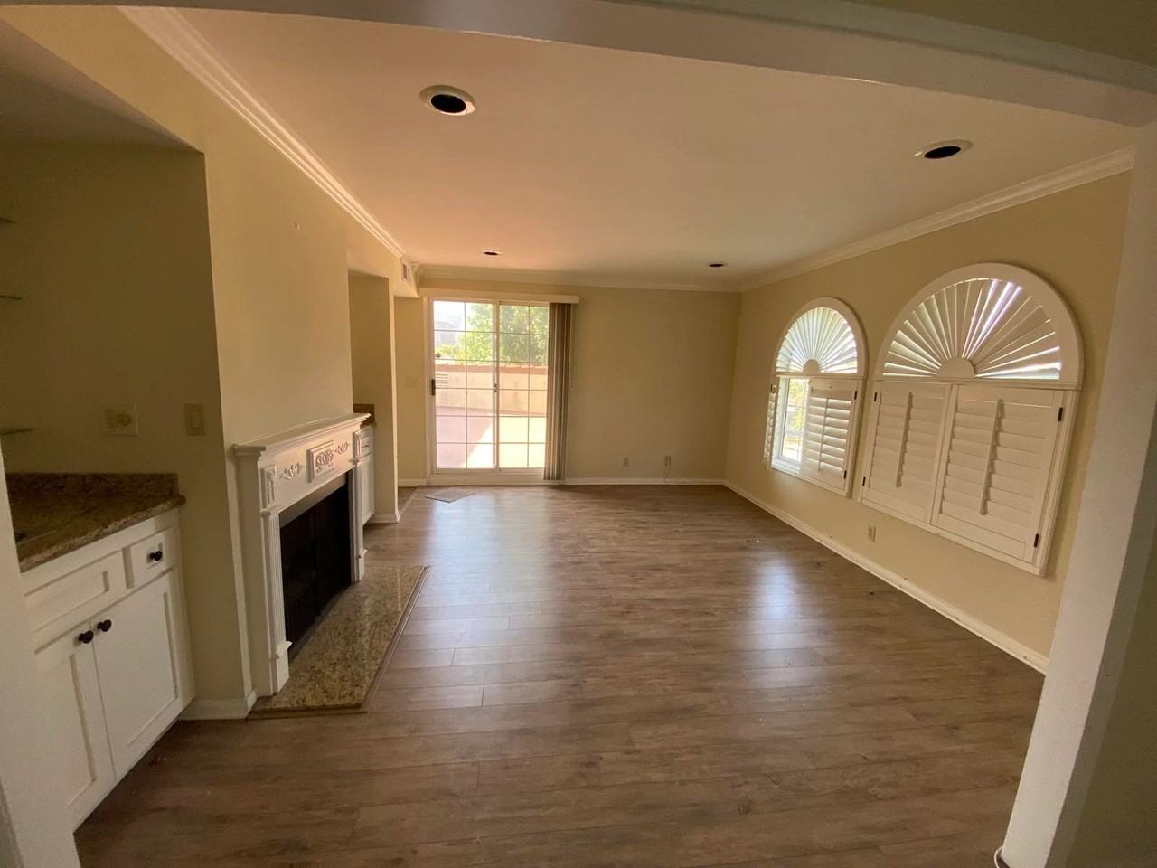 400 N Hollywood Way - Photo 4 of 50