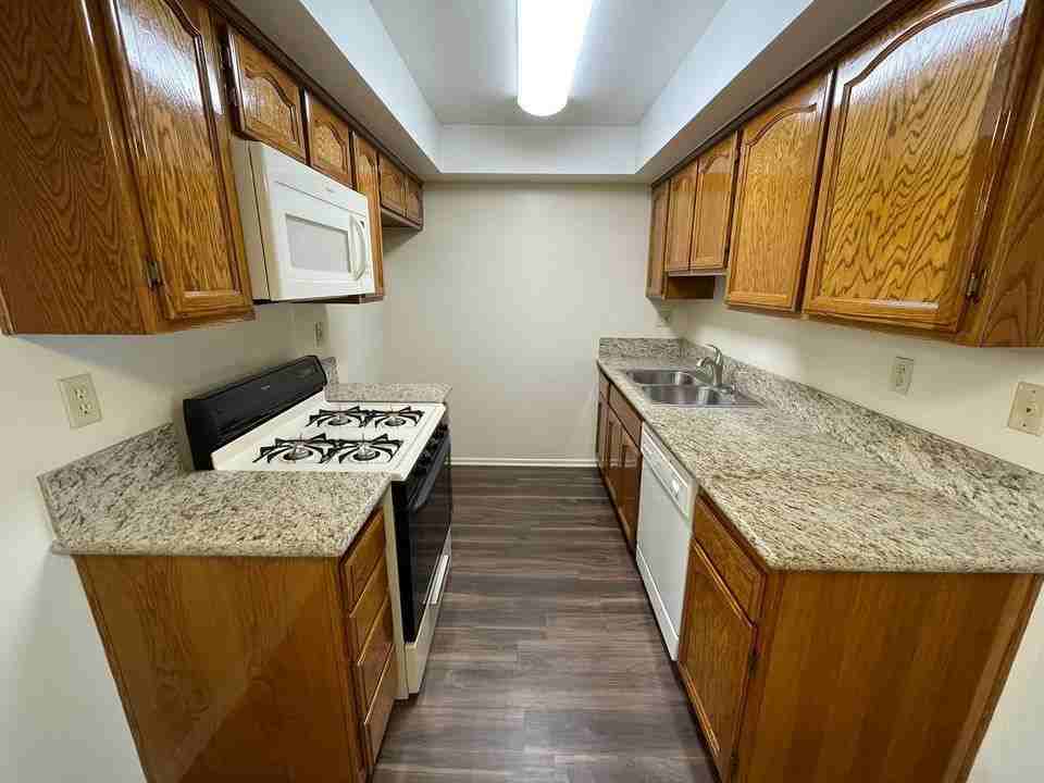 430 South Niagara Street - Photo 2 of 38