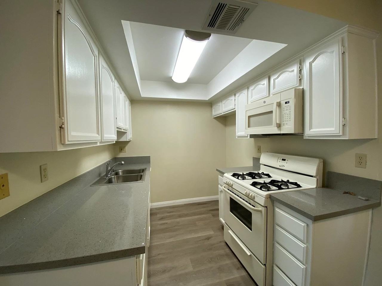 430 South Niagara Street - Photo 5 of 38