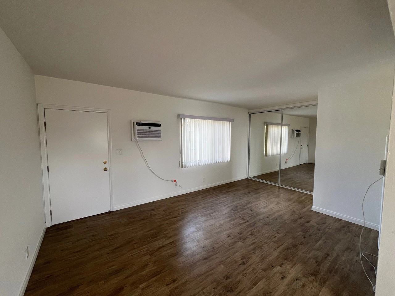 4837 Clybourn - Photo 4 of 18
