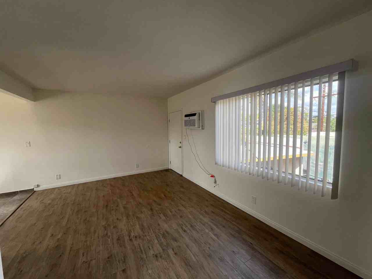 4837 Clybourn - Photo 5 of 18