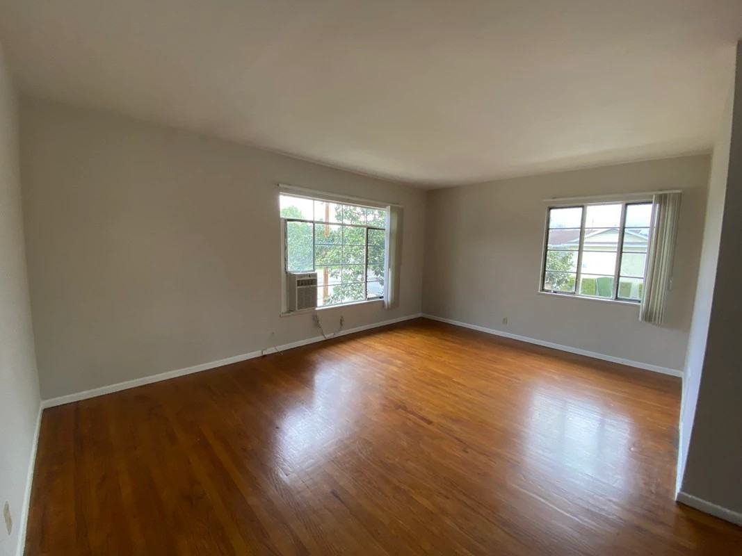 4837 Clybourn - Photo 4 of 18