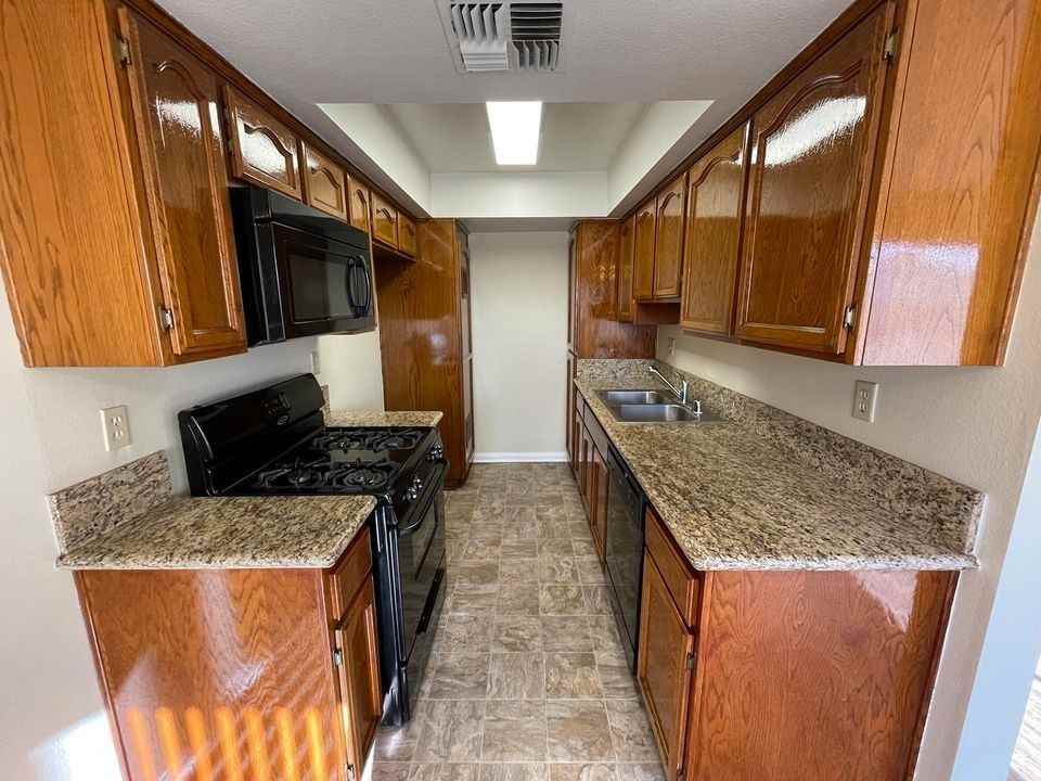 536 North Mariposa St - Photo 3 of 18