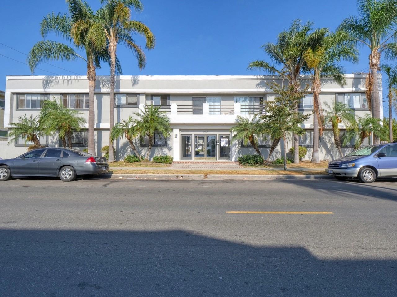 21007 Victor St - Photo 3 of 50