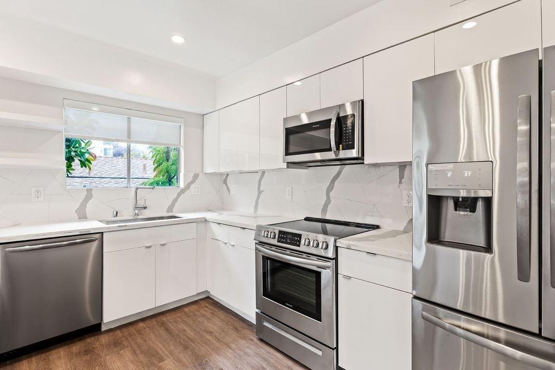 927 San Vicente Blvd - Photo 5 of 15