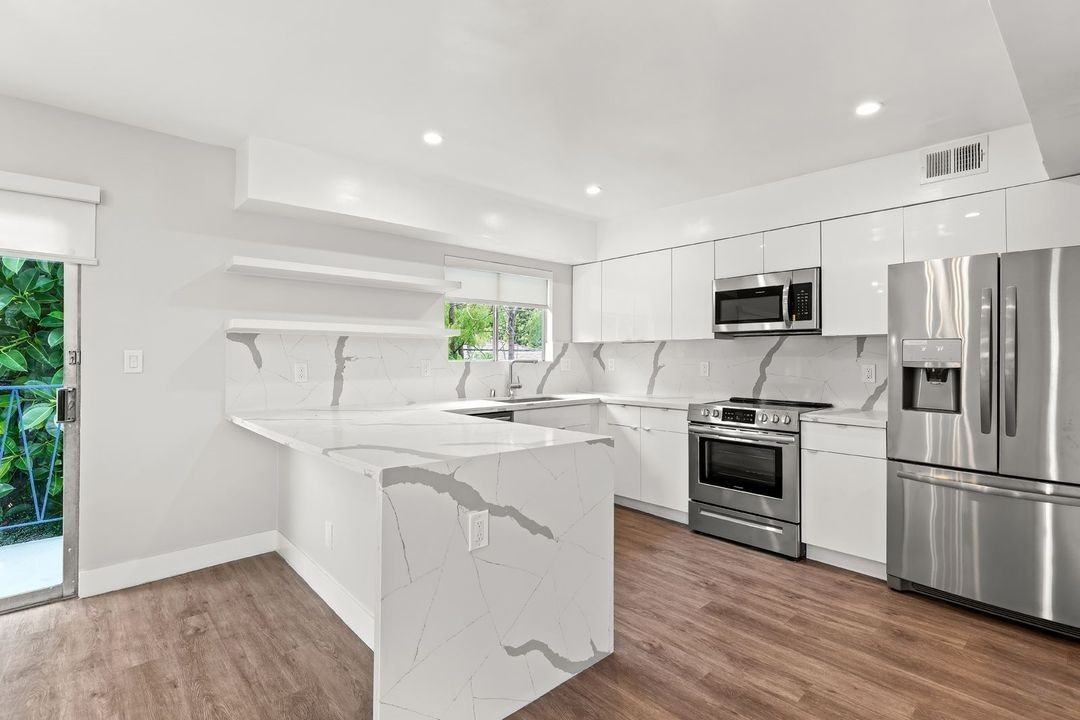 927 San Vicente Blvd - Photo 6 of 15