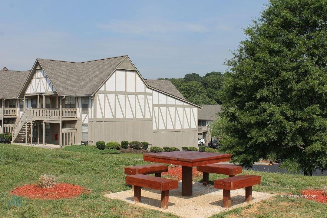 Londontown Apartments - Photo 4 of 15