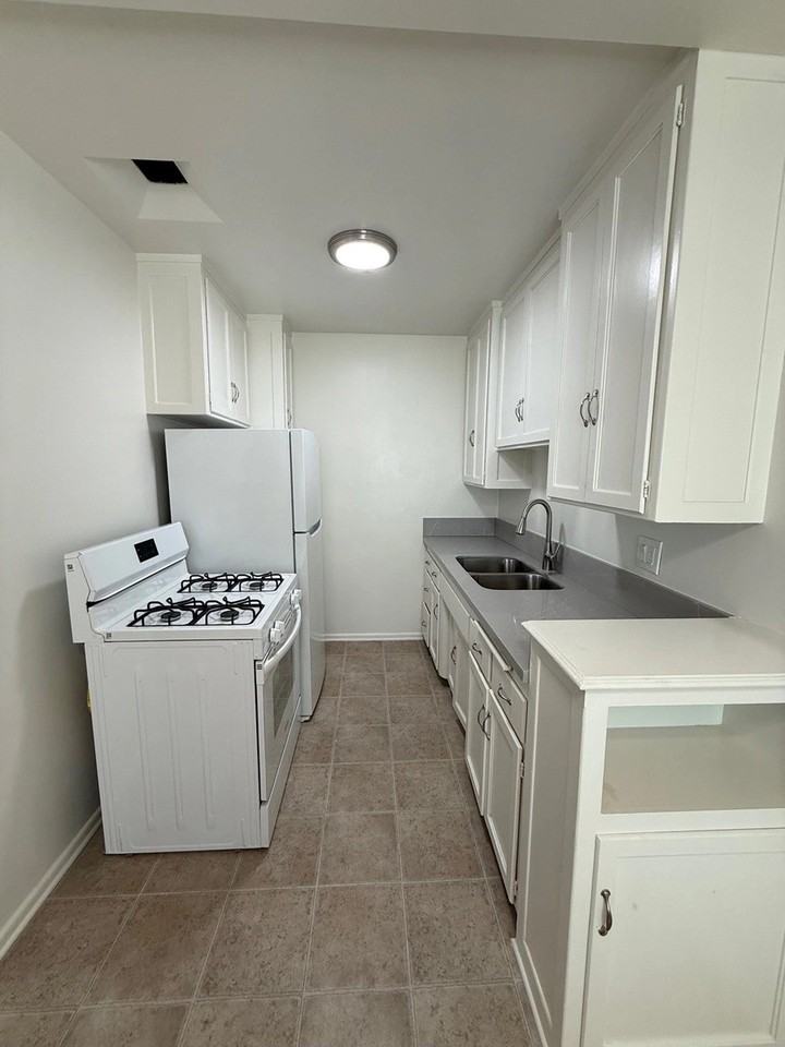 3186-92 Barrington Avenue, - Photo 7 of 46