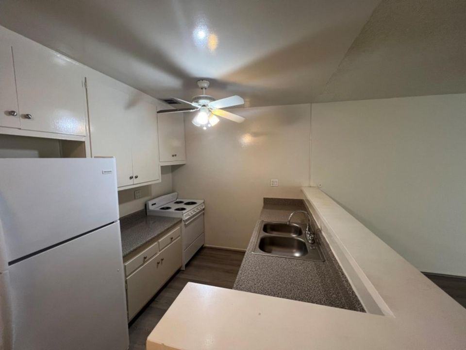 11139 Acama Street, - Photo 6 of 32