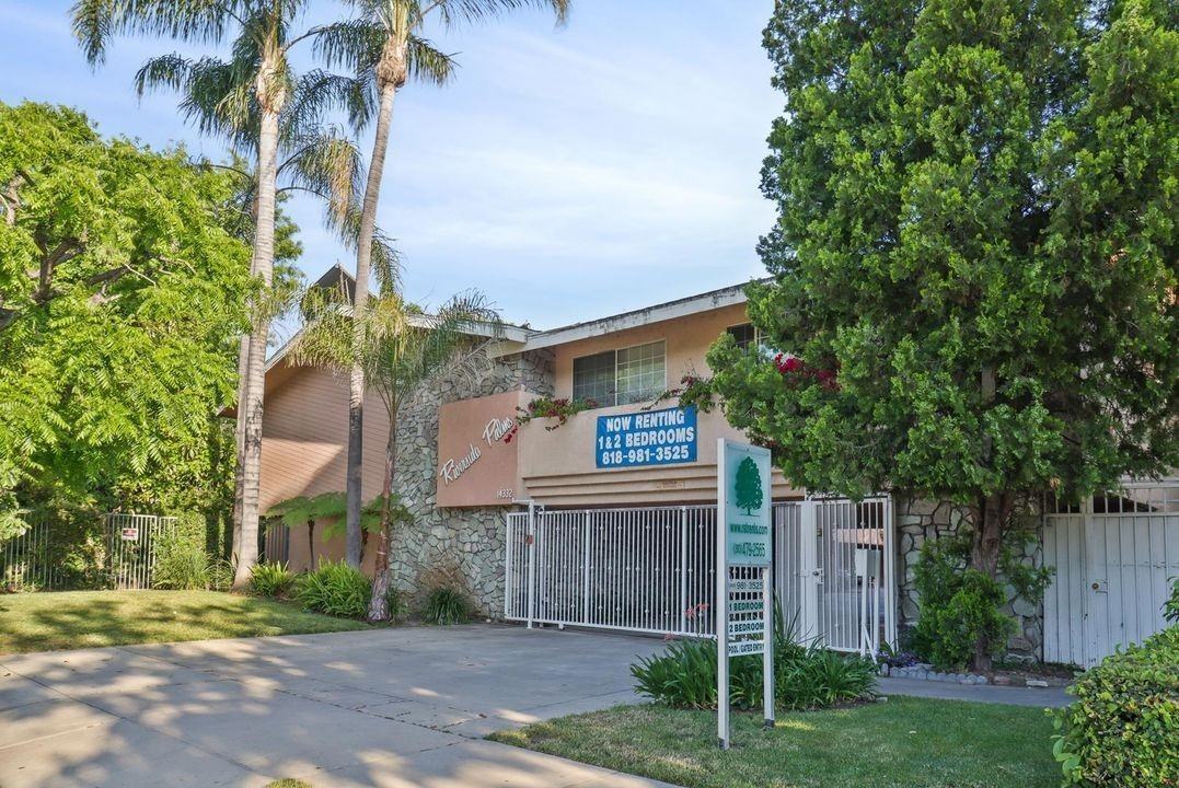 14332 Riverside Drive, - Photo 2 of 50