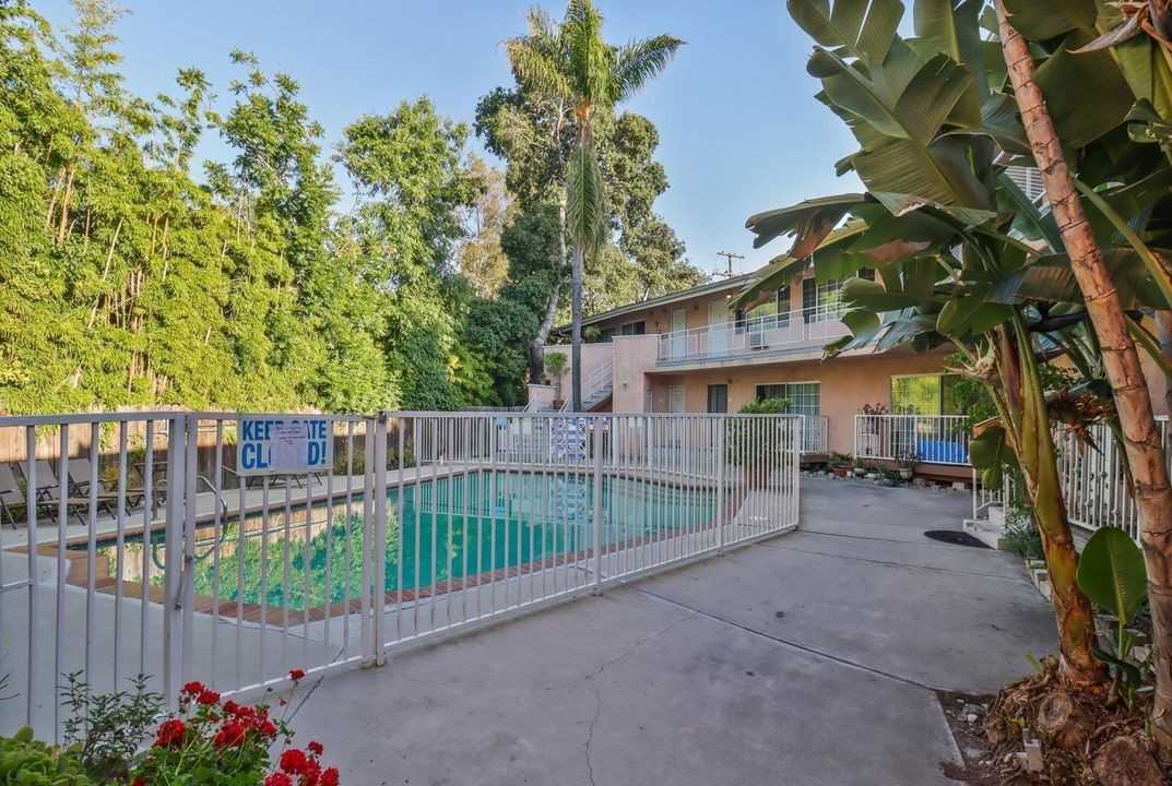 14332 Riverside Drive, - Photo 3 of 50