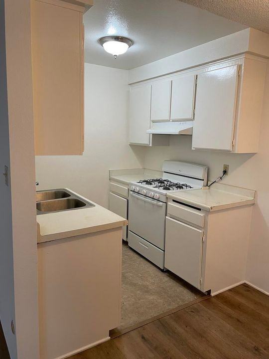 Marquis Apartments - Photo 4 of 40