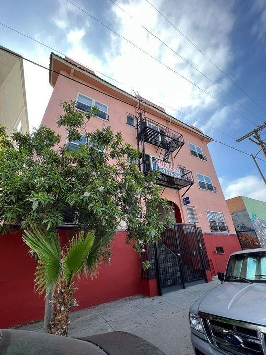 984 S. Oxford Avenue, - Photo 2 of 4