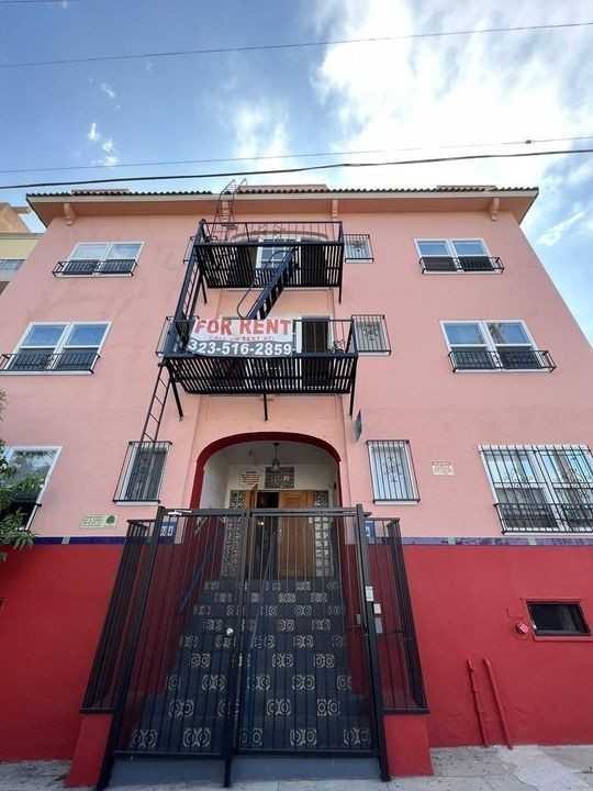 984 S. Oxford Avenue, - Photo 3 of 4