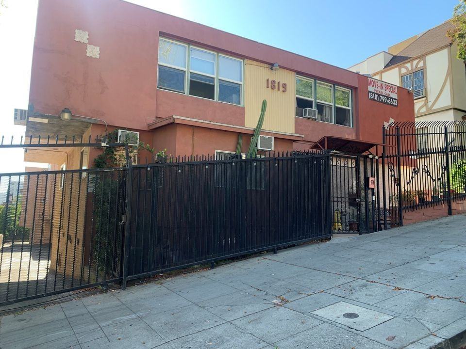 1819 N. Ivar Avenue, - Photo 2 of 50