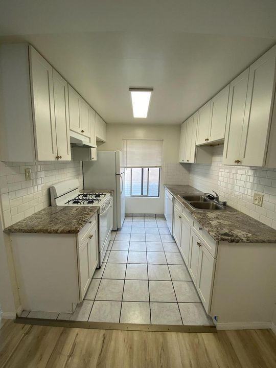 5855 Carlton Way - Photo 7 of 51