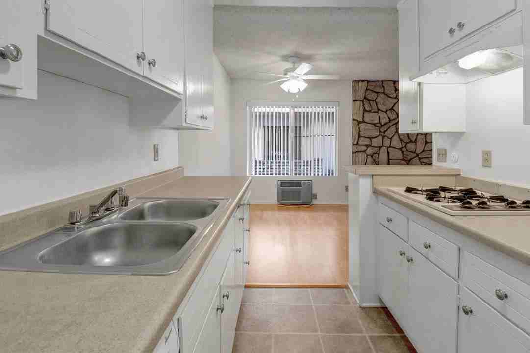 10856 Rose Avenue, - Photo 7 of 50