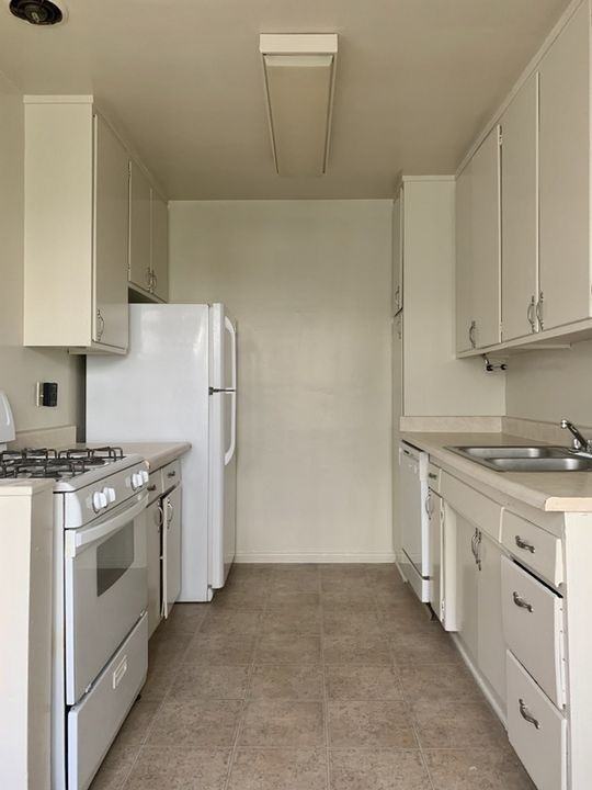 11660 Chenault Street, - Photo 7 of 50