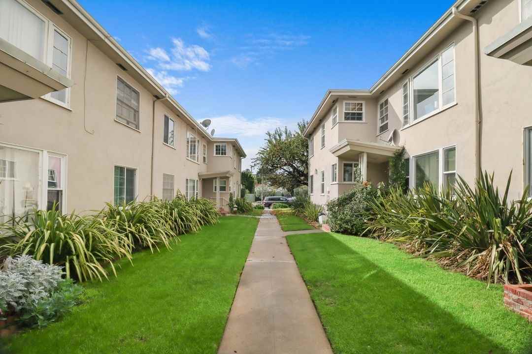 1113 - 27 26th Street, - Photo 3 of 47