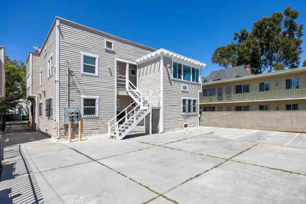 1220 W 27th St - Photo 3 of 50