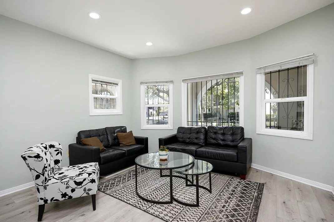 1220 W 27th St - Photo 4 of 50