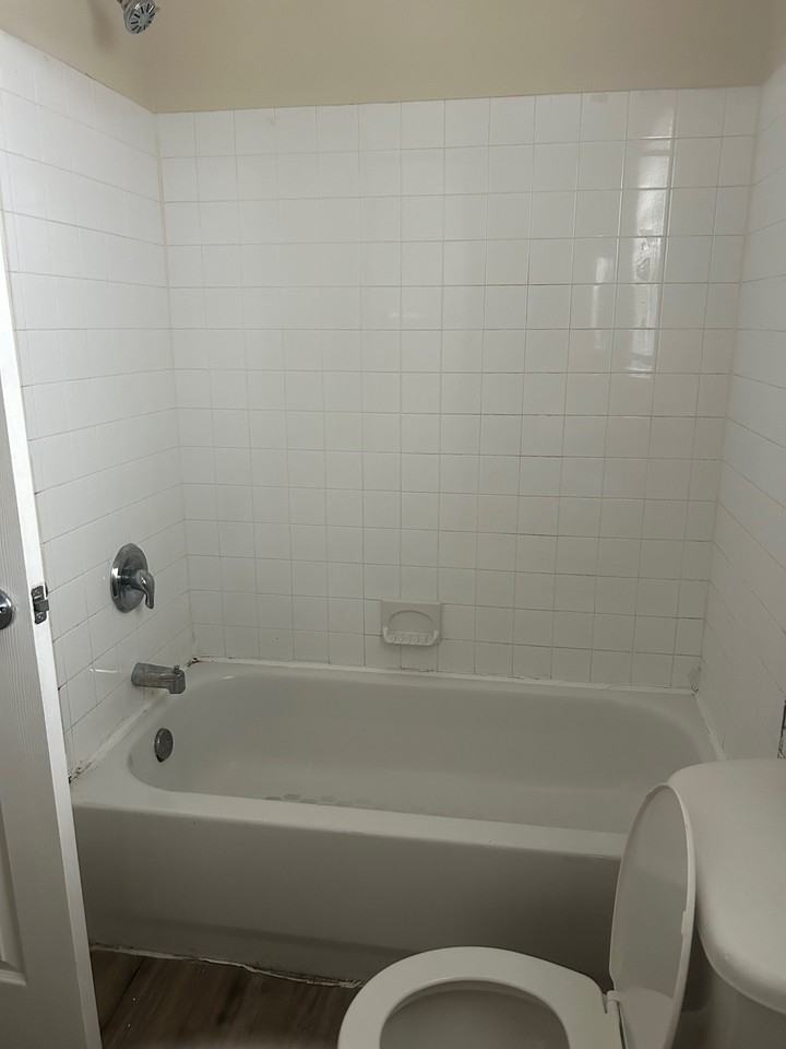 1122 W 6th St #1 - Photo 4 of 7