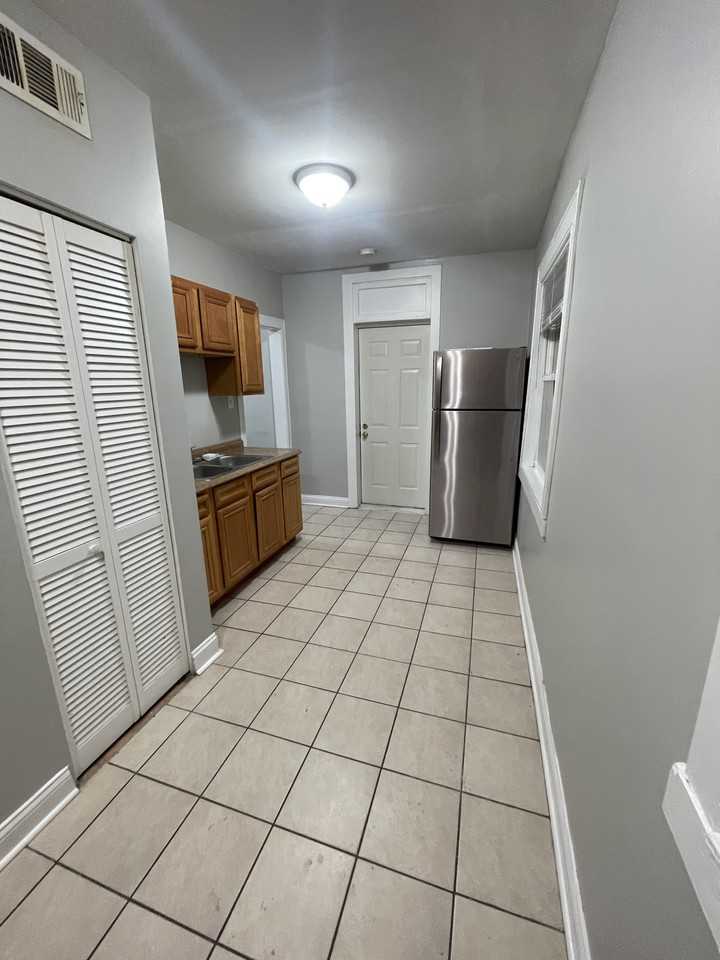 1402 N Harding Ave - Photo 2 of 10