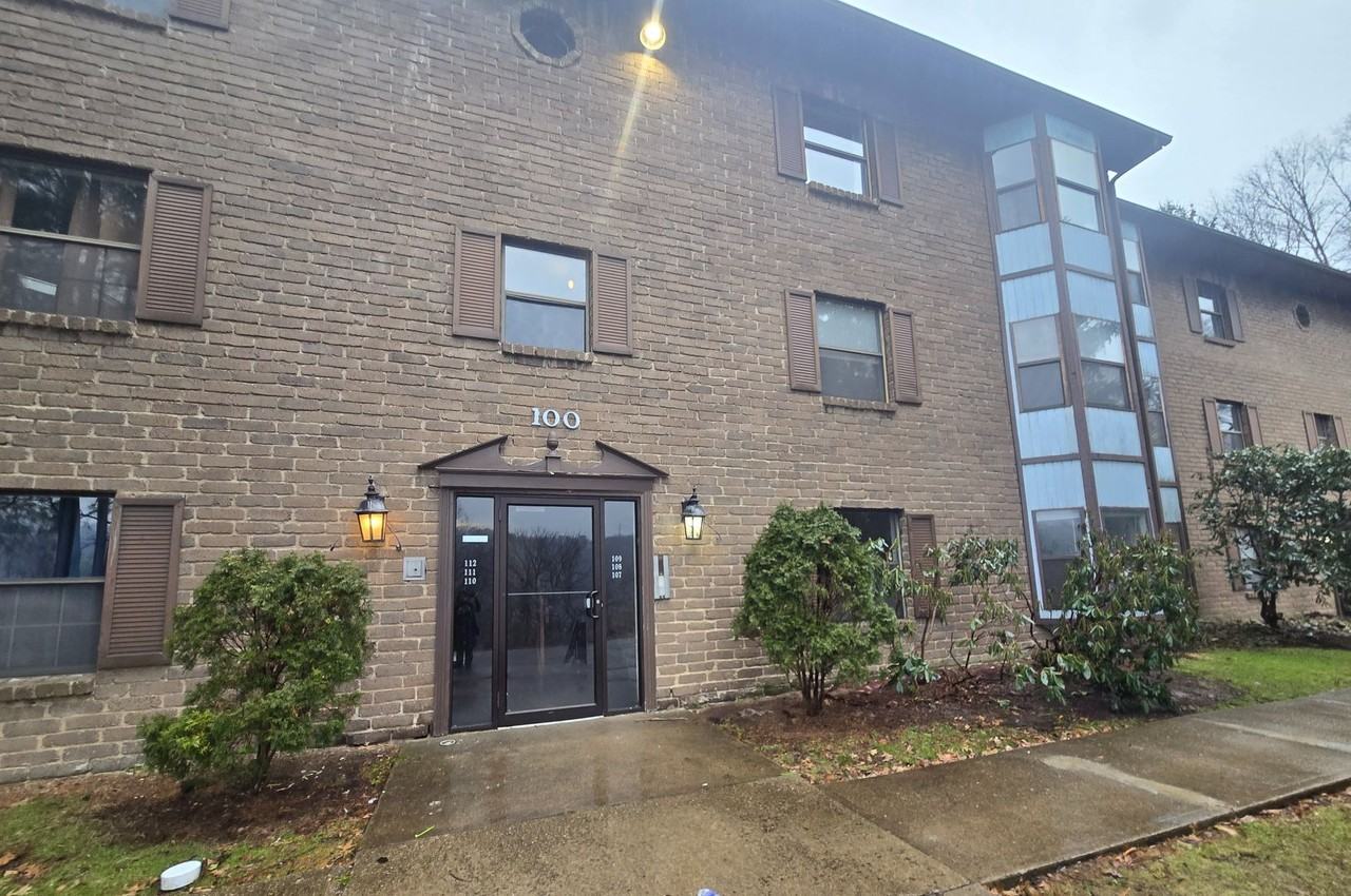 Virginia Manor - Photo 4 of 14