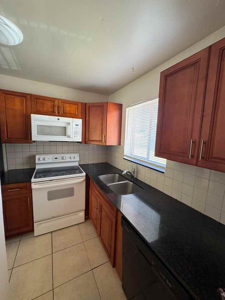 933 W Jasmine Dr #933-5 - Photo 5 of 13