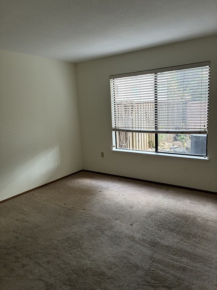 1065 Huntington Cmn #1 - Photo 2 of 9