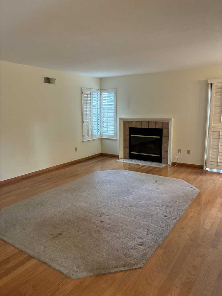 1065 Huntington Cmn #1 - Photo 4 of 9