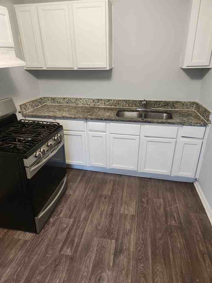 8 Tuxedo Ave #1 - Photo 4 of 14