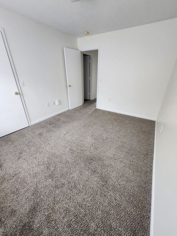 Castlewood Apartments - Photo 5 of 9