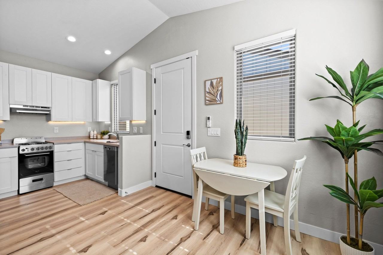 Baja Bungalows - Photo 6 of 12