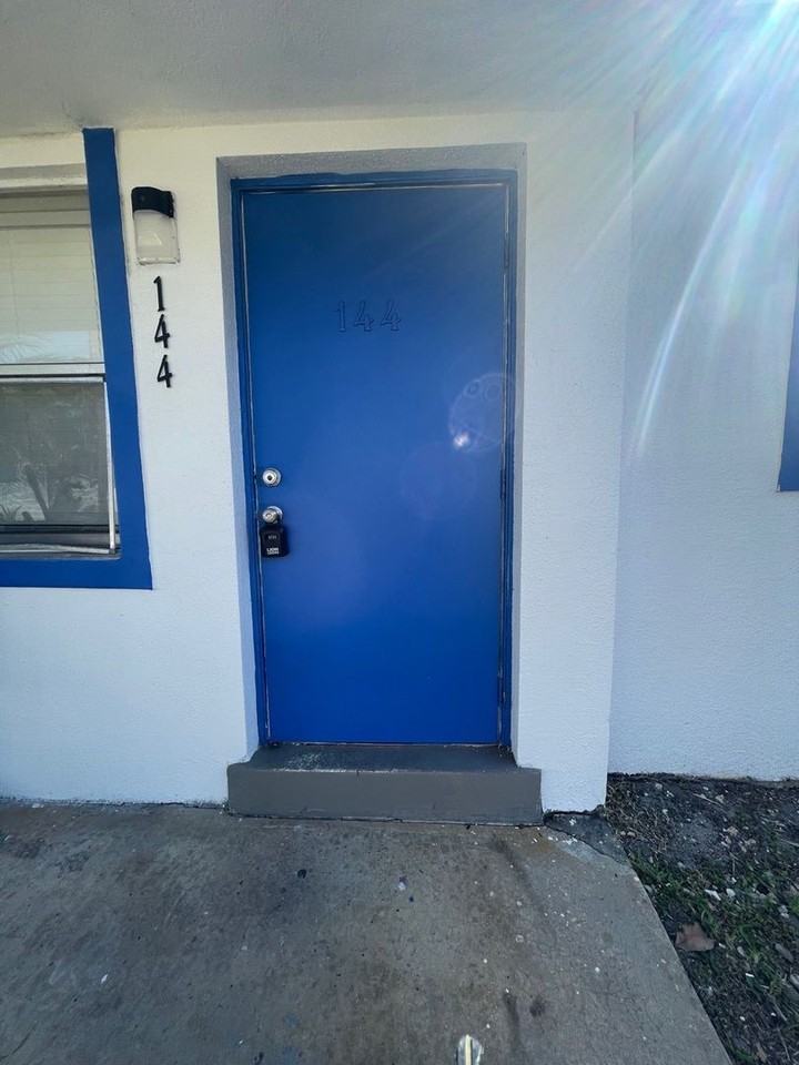 140-240 NW 40th St - Photo 2 of 17